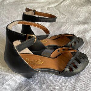 Seychelles Black Kitten Heel